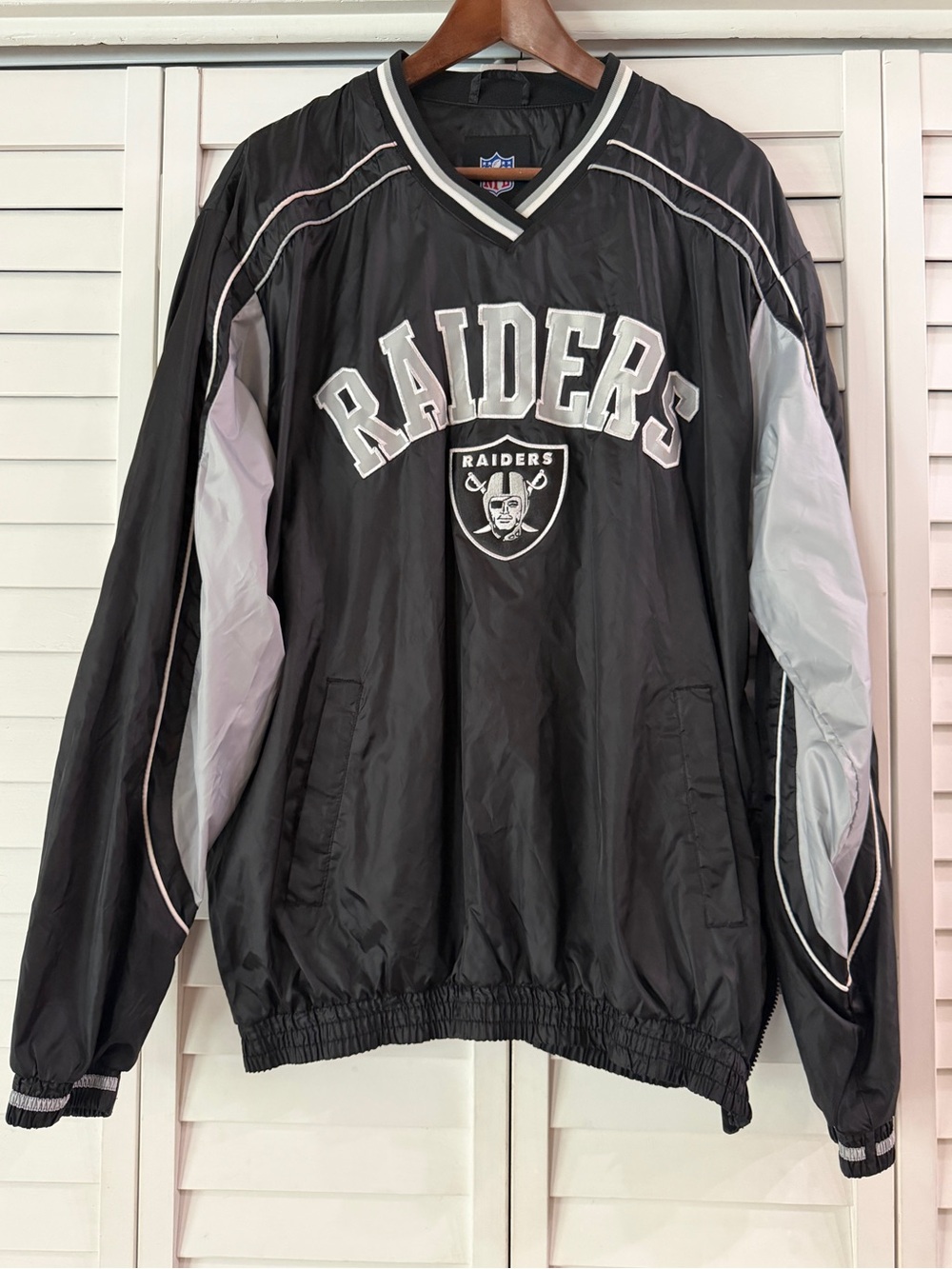 Vintage NFL Raiders V-Neck Pullover Windbreaker Jacket – Black/Silver - Size L